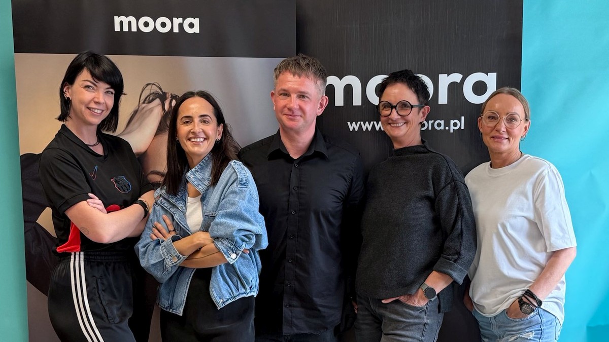4b odwiedza firmę moora