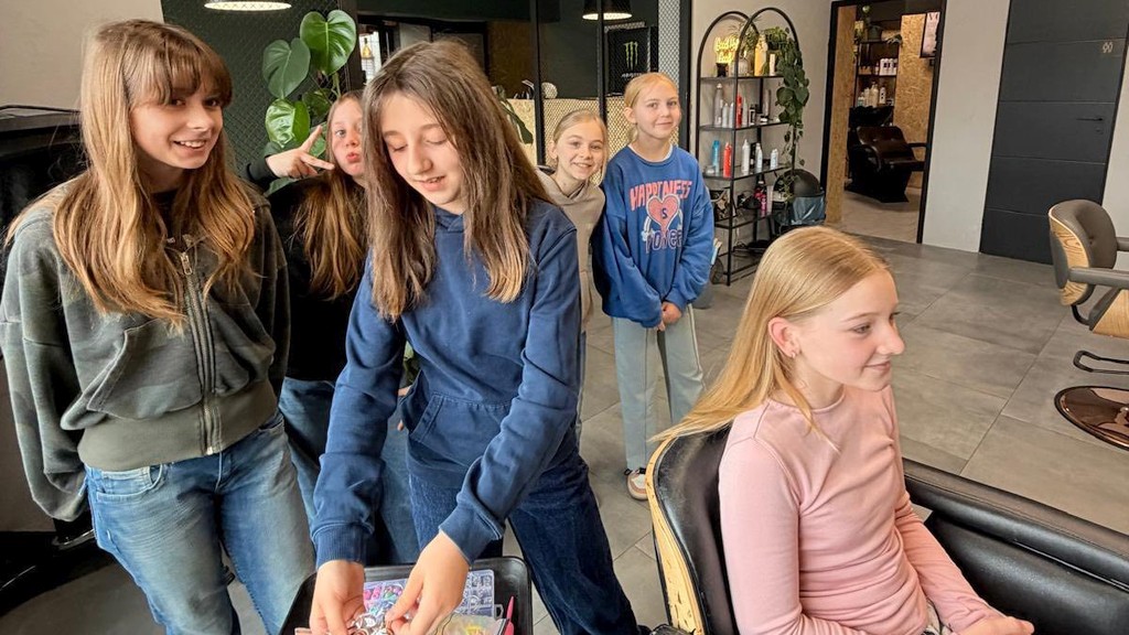 4b w salonie fryzjerskim i studio tatuażu